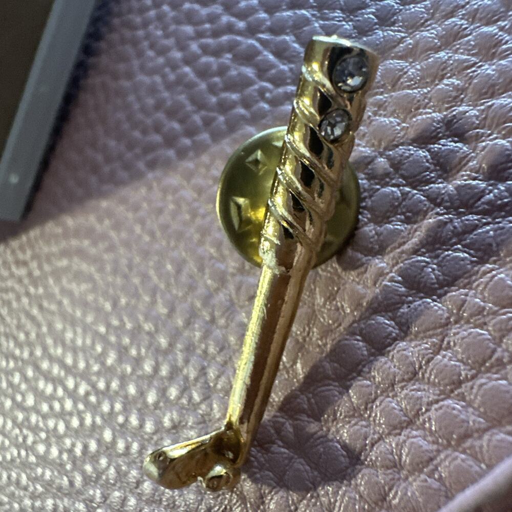 Vintage 1980s Gold tone Golf club Lapel Pin Shaped Like Golf Club with Crystals